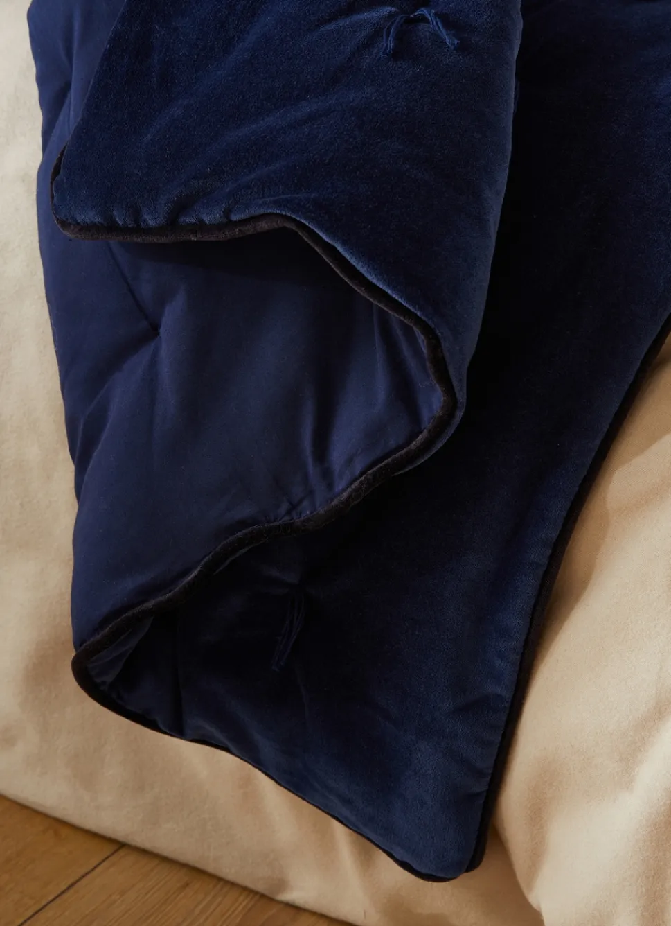 Hot Bouchara ÉDREDON EN VELOURS GANSÉ D'UN BIAIS CONTRASTÉ BLEU PROFOND