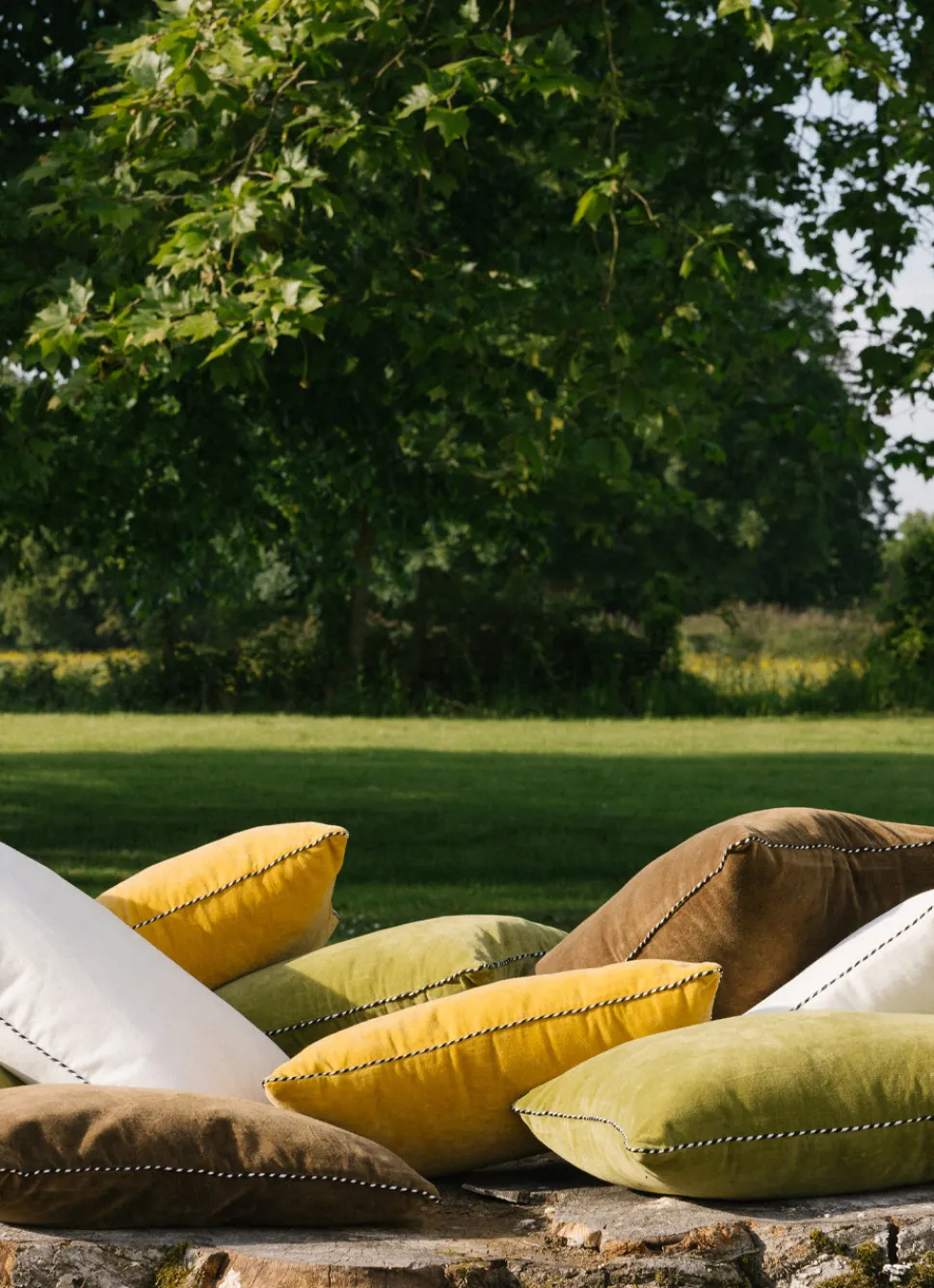 Sale Bouchara GRAND COUSSIN EN VELOURS AVEC PASSEPOIL RAYÉ VERT ANIS