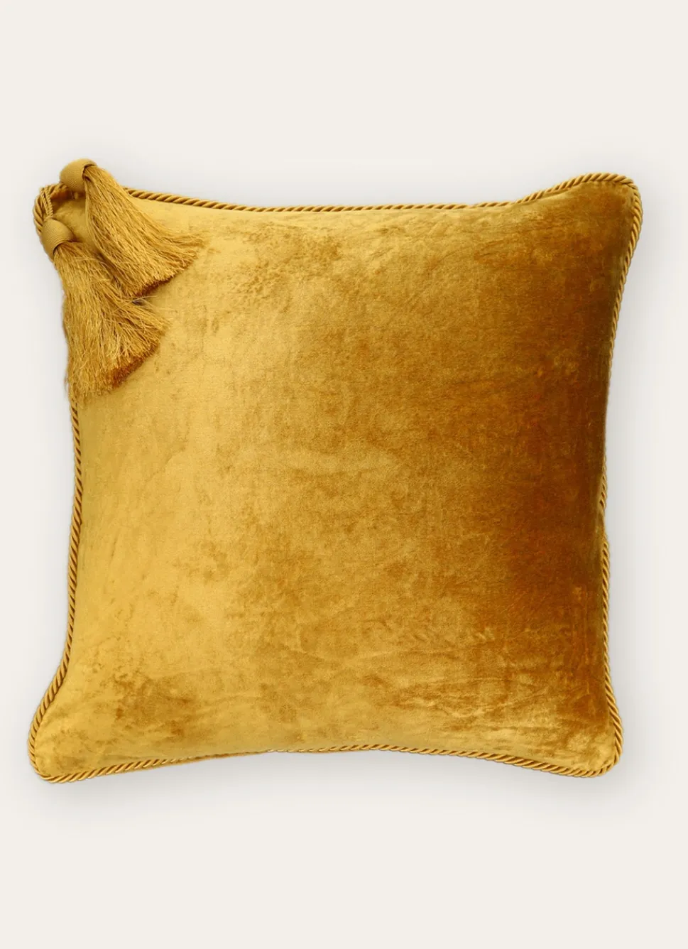 Hot Bouchara HOUSSE DE COUSSIN EN VELOURS À POMPONS DÉCORATIFS OCRE