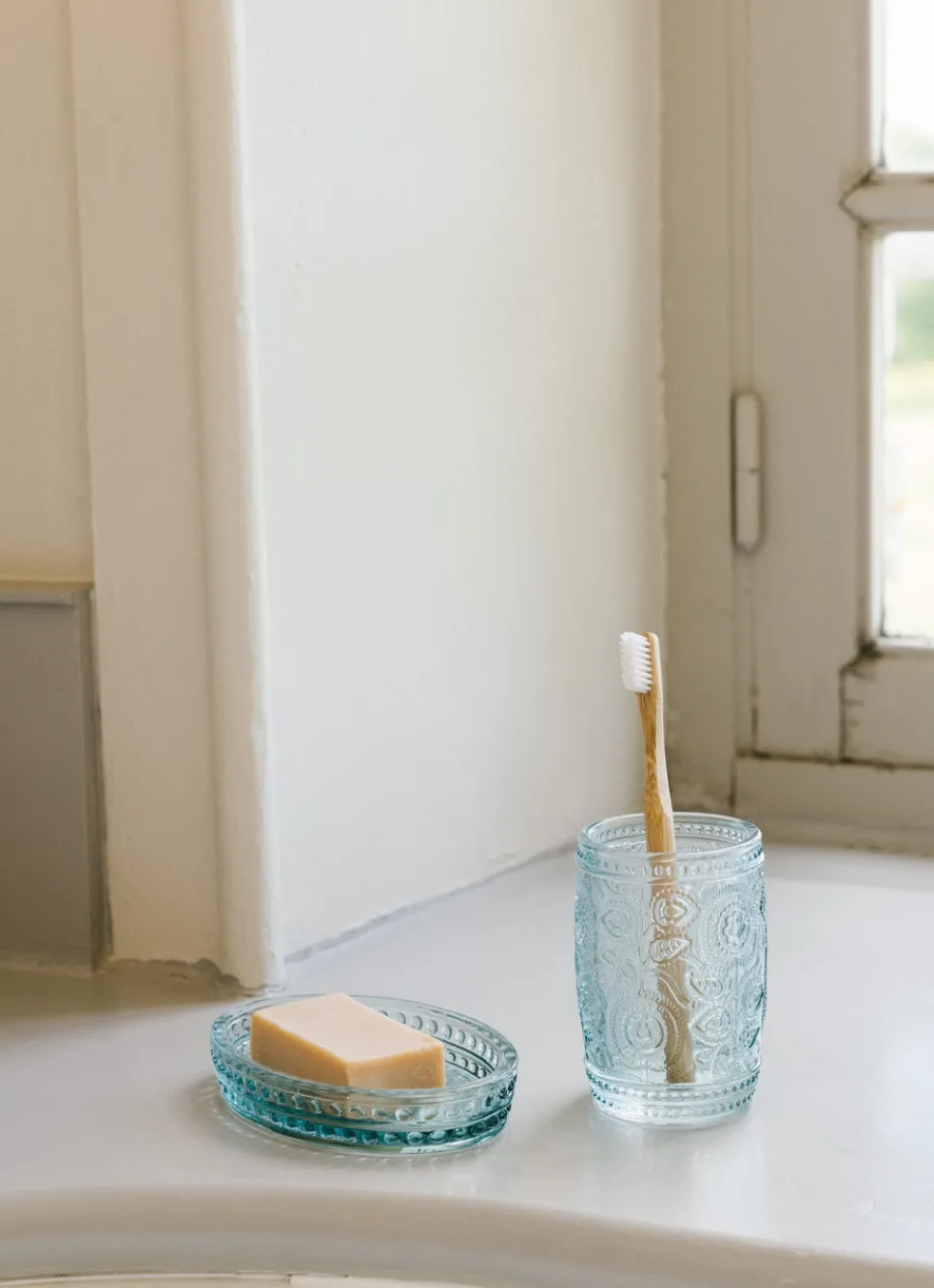 Outlet Bouchara PORTE-SAVON EN VERRE COLORÉ GRAVURES DE FLEURS BLEU CLAIR