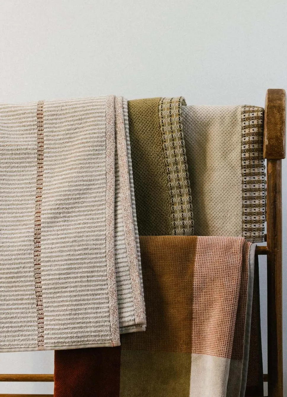 Bouchara SERVIETTE DE TOILETTE UNIE AVEC LITEAU FANTAISIE VERT OLIVE